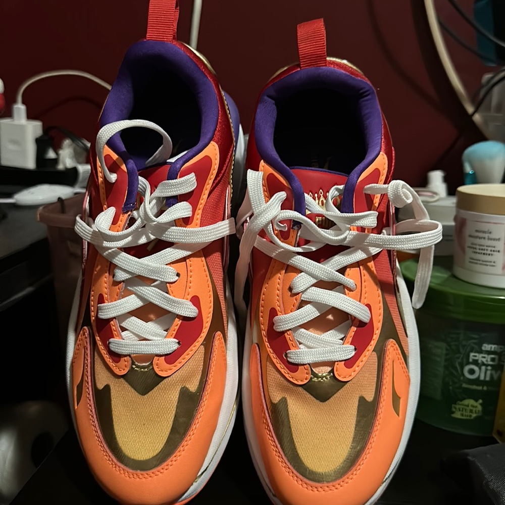 Pumas shoes women brand new no one have use them at all